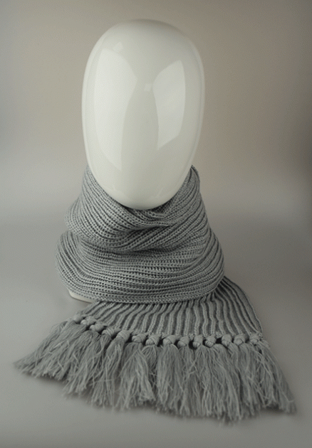Вязанный шарф с кистями серый